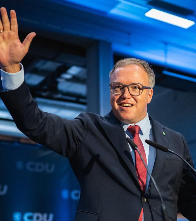 Mario Voigt (CDU), Ministerpräsident von Thüringen, winkt nach seiner Wiederwahl zum Landesvorsitzenden der CDU Thüringen am 22.08.2026 in Eisenach.
