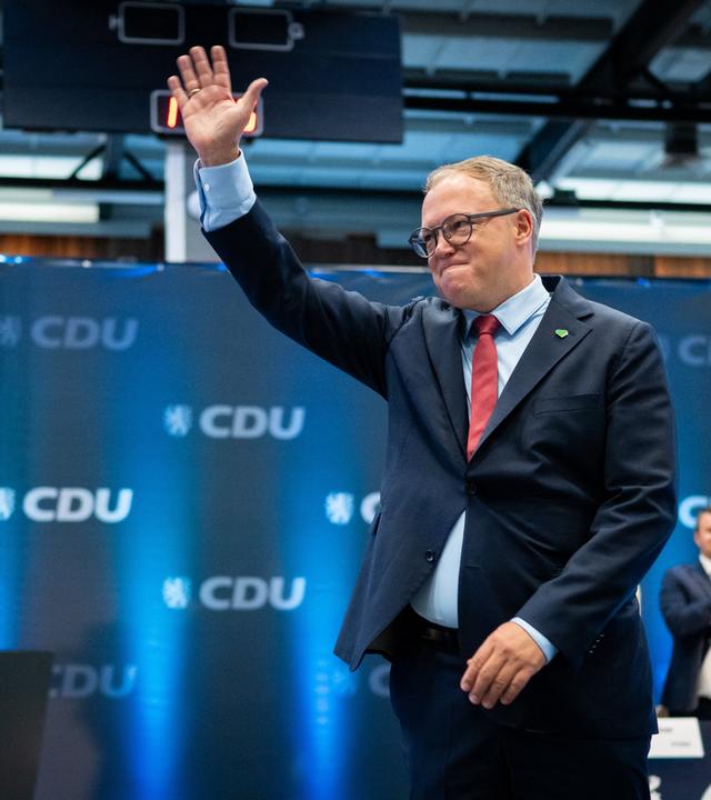 Mario Voigt (CDU), Ministerpräsident von Thüringen, grüßt nach seiner Rede auf dem 41. Landesparteitag der CDU Thüringen in der Werner-Aßmann-Halle.