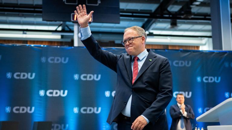 Mario Voigt (CDU), Ministerpräsident von Thüringen, grüßt nach seiner Rede auf dem 41. Landesparteitag der CDU Thüringen in der Werner-Aßmann-Halle.