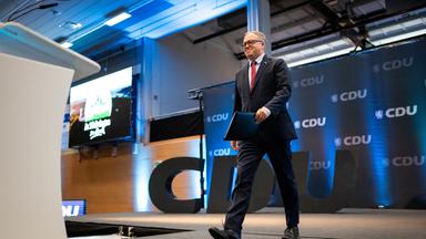 Mario Voigt, CDU-Ministerpräsident von Thüringen läuft zum Rednerpult.