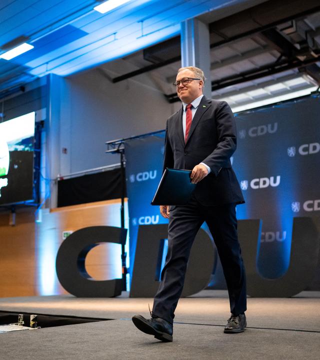 Mario Voigt, CDU-Ministerpräsident von Thüringen läuft zum Rednerpult.