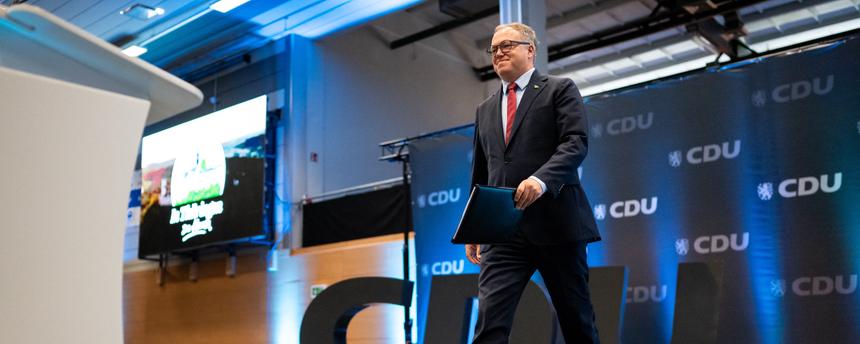 Mario Voigt, CDU-Ministerpräsident von Thüringen läuft zum Rednerpult.