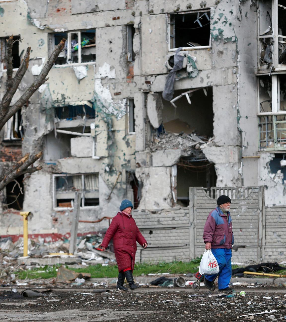 Menschen auf den Straße von Mariupol.