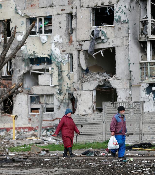 Menschen auf den Straße von Mariupol.