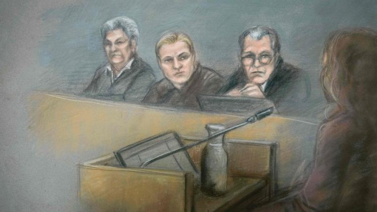 Eine Gerichtsskizze zeigt Marius Borg Høiby (Mitte) mit seinen Verteidigern Ellen Hølager Andenaes (links) und Petar Sekulic (zweiter von rechts) während der Aussage eines Freundes (rechts) eines der Opfer am dritten Verhandlungstag vor dem Bezirksgericht in Oslo, Norwegen.