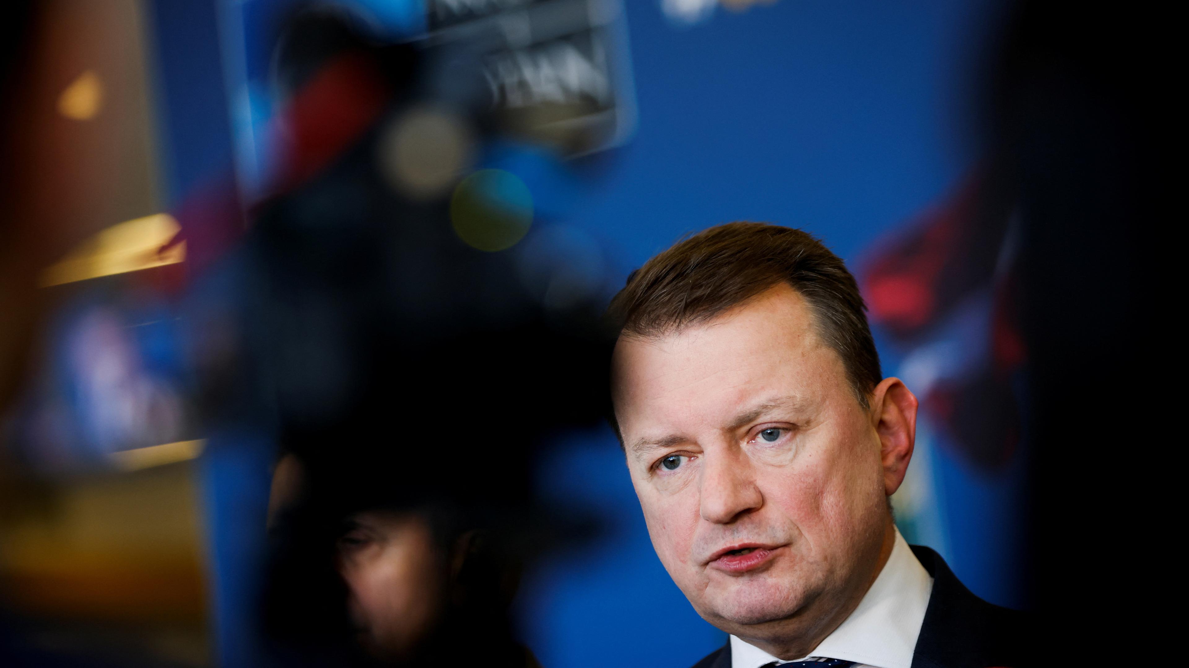 Der polnische Verteidigungsminister Mariusz Blaszczak gibt am Tag des Treffens der NATO-Verteidigungsminister im Hauptquartier des Bündnisses in Brüssel, Belgien, am 14. Februar 2023 eine Erklärung ab. 