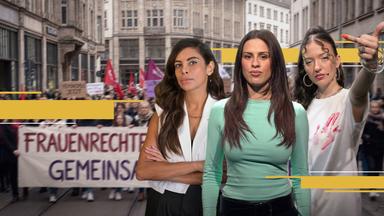 Moderatorin Salwa Houmsi, Rapperin Mariybu und Collien Fernandes stehen selbstbewusst vor einer Demonstration für Frauenrechte.