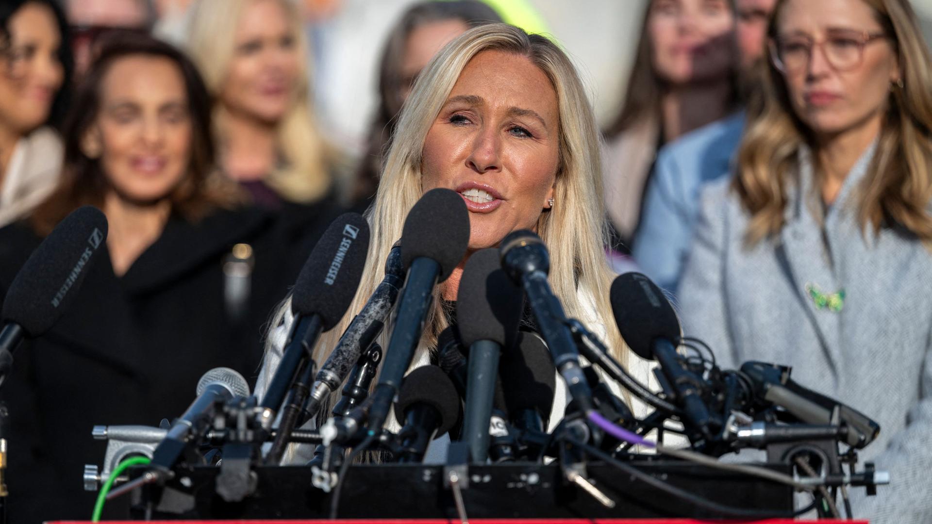 Die US-Abgeordnete Marjorie Taylor Greene während einer Pressekonferenz zum "Epstein Files Transparency Act" vor dem US-Kapitol in Washington.