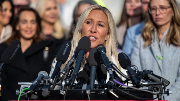 Die US-Abgeordnete Marjorie Taylor Greene während einer Pressekonferenz zum "Epstein Files Transparency Act" vor dem US-Kapitol in Washington.