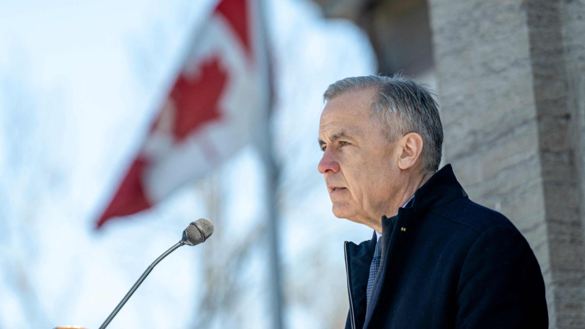 Kanadas Premierminister Mark Carney vor einer Kanada-Flagge.