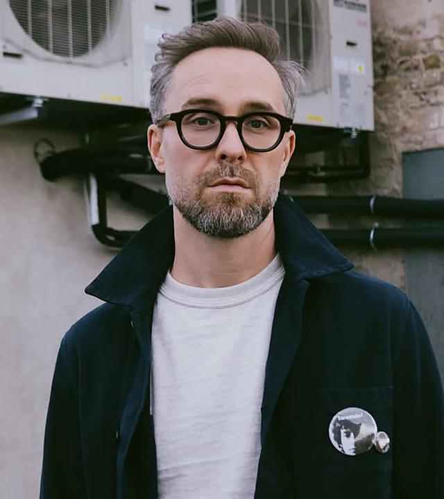 Mark Forster zeigt sich ohne Cap und mit voller Haarpracht.