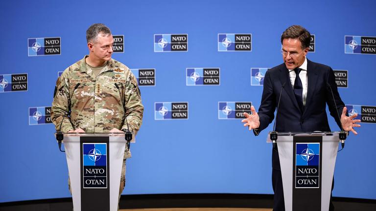 NATO-Generalsekretär Mark Rutte (rechts) und der Oberbefehlshaber der NATO-Streitkräfte in Europa (SACEUR), General Alexus G. Grynkewich (links), sprechen während einer gemeinsamen Pressekonferenz über die Verletzung des polnischen Luftraums durch russische Drohnen im NATO-Hauptquartier in Brüssel am 12. September 2025. 