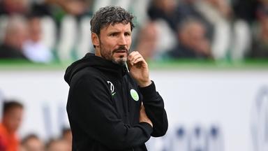 Wolfsburgs Trainer Mark van Bommel steht am Spielfeldrand am 29.08.2021 in Wolfsburg.