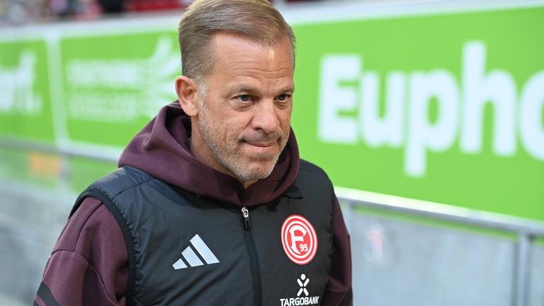 Trainer Markus Anfang enttäuscht nach dem Spiel Fortuna Düsseldorf gegen Holstein Kiel am 10.04.2026.