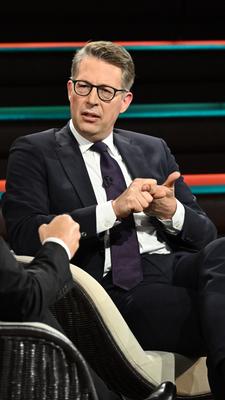 Markus Blume ist zu Gast bei Markus Lanz. Er sitzt auf einem Sofa und schaut in die Kamera.