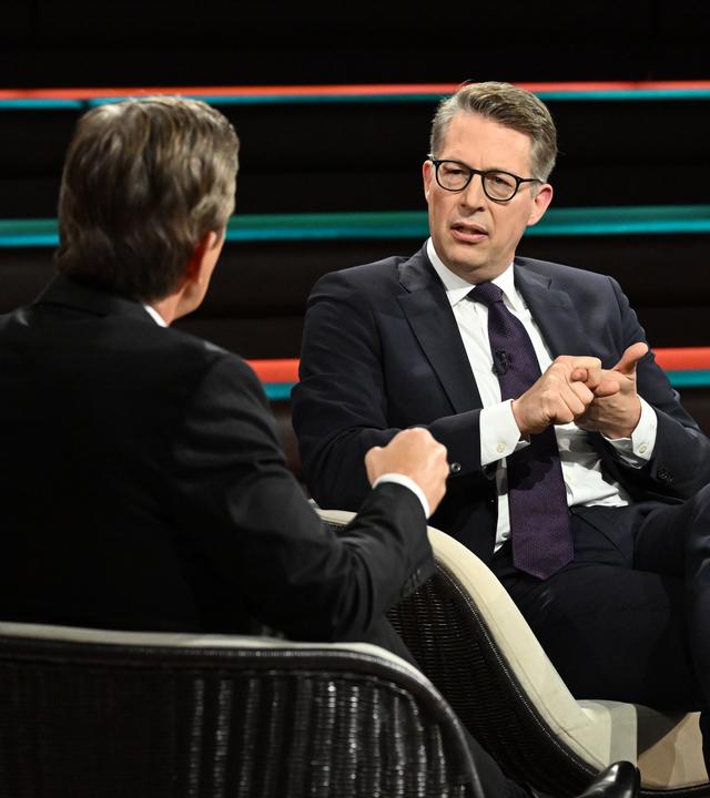 Markus Blume ist zu Gast bei Markus Lanz. Er sitzt auf einem Sofa und schaut in die Kamera.
