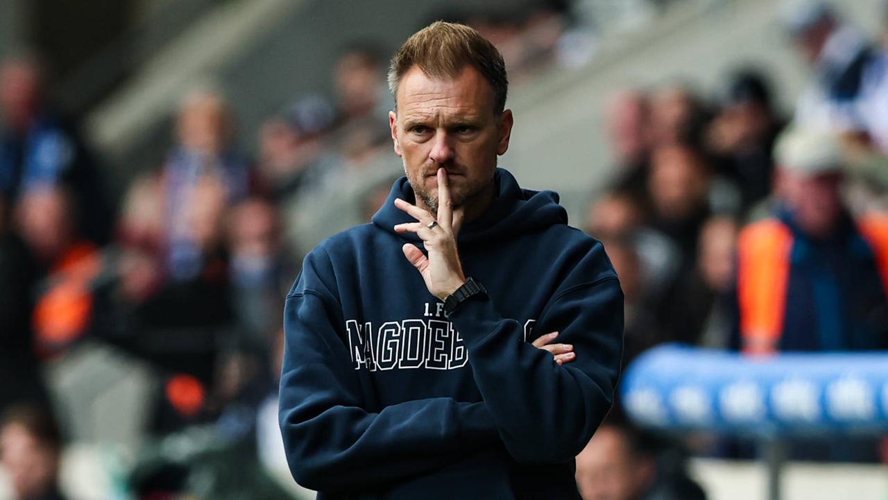 Der Trainer des 1.FC Magdeburg "Markus Fiedler" schaut verunsichert auf den Platz im Stadion