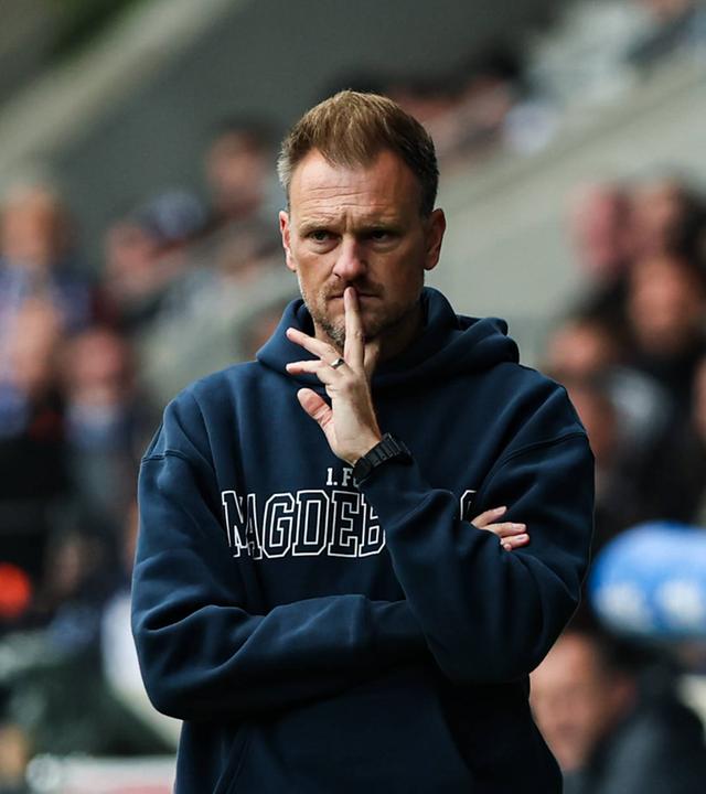 Der Trainer des 1.FC Magdeburg "Markus Fiedler" schaut verunsichert auf den Platz im Stadion