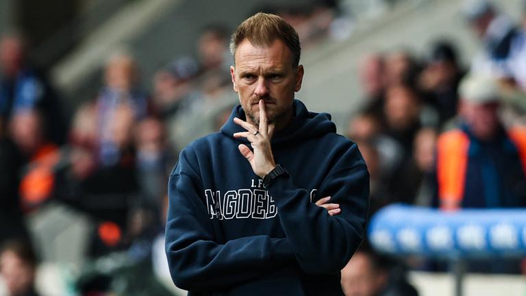 Der Trainer des 1.FC Magdeburg "Markus Fiedler" schaut verunsichert auf den Platz im Stadion