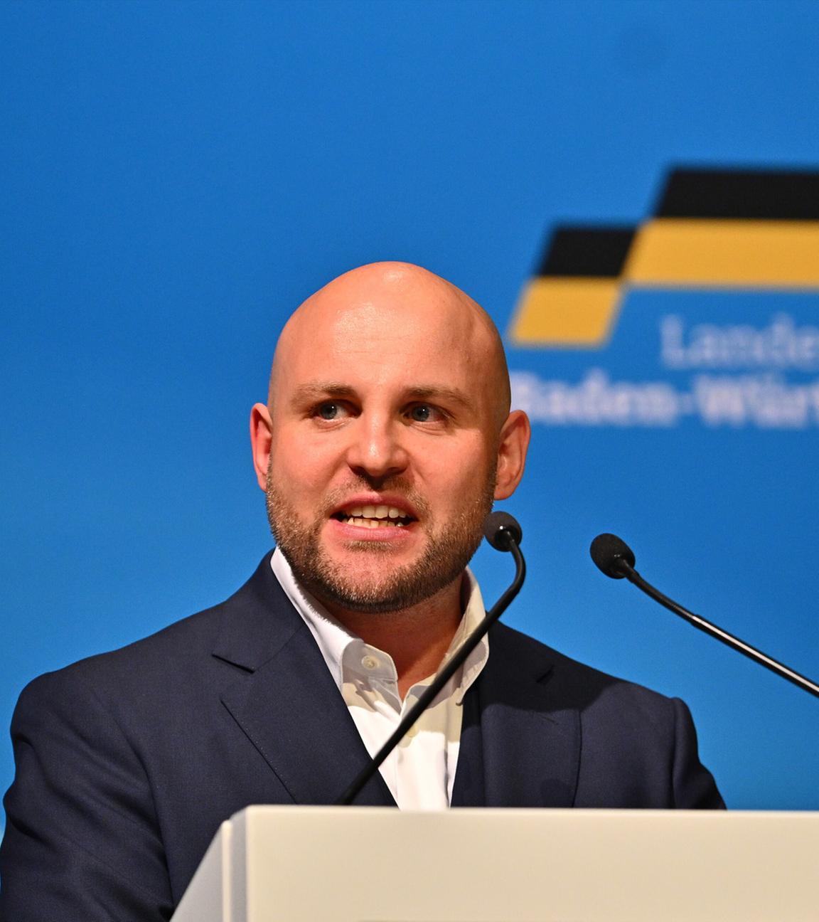 Der Landesvorsitzende und Kandidat für das Amt des Ministerpräsidenten der AfD, Markus Frohnmaier spricht bei der Landeswahlversammlung am 31.05.2025.