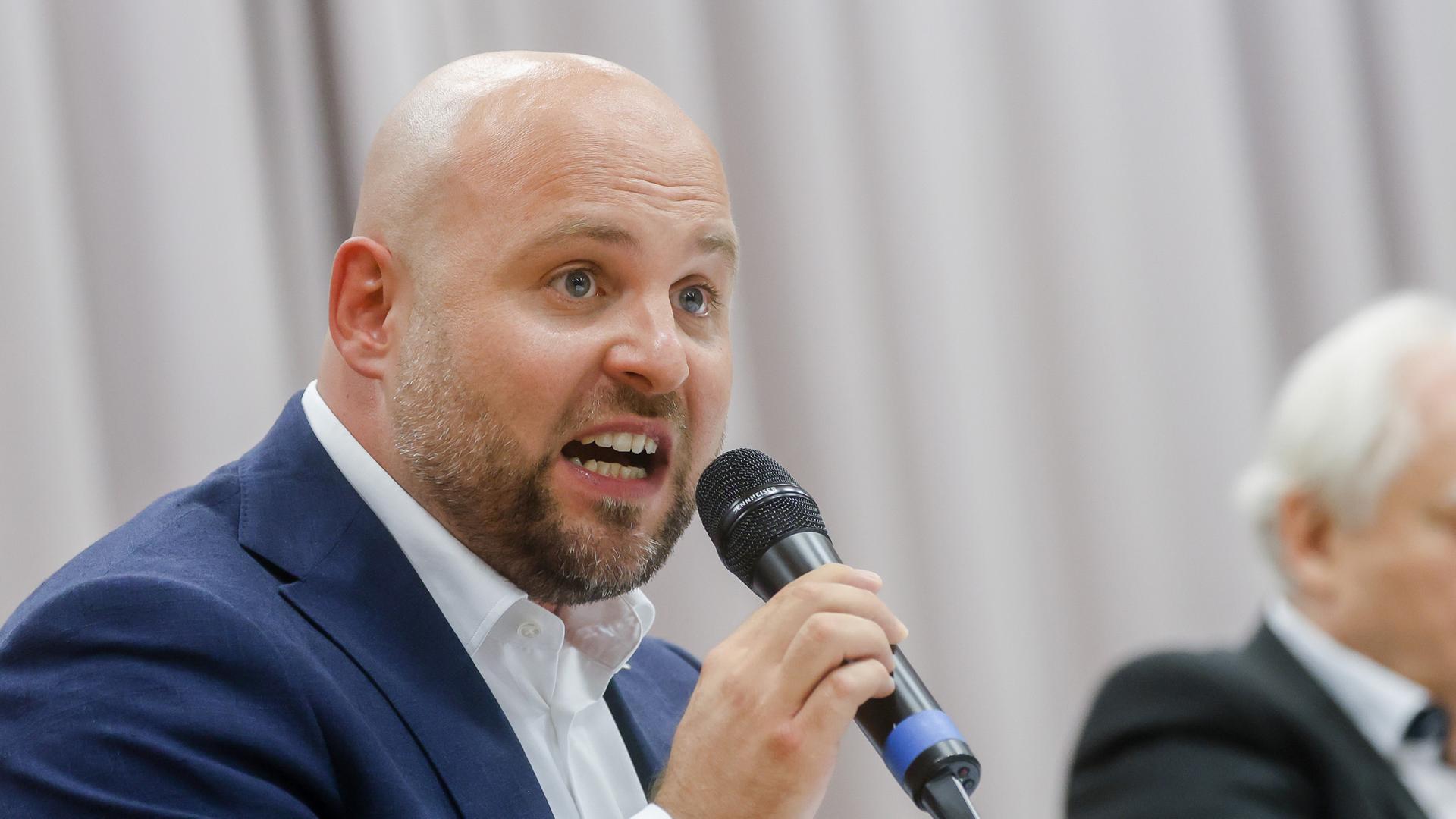 Der AfD-Landesvorsitzende Markus Frohnmaier spricht bei einer Diskussionsrunde mit Tübingens Oberbürgermeister Palmer (parteilos) in der Hermann-Hepper-Halle.