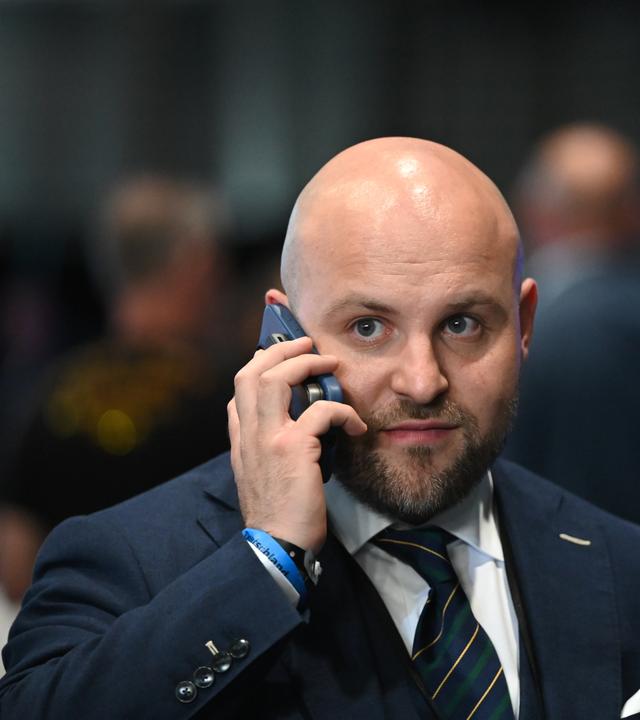 Markus Frohnmaier mit einem Handy am Ohr beim beim Bundesparteitag der AfD
