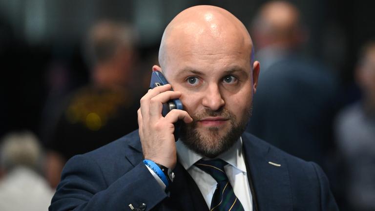 Markus Frohnmaier mit einem Handy am Ohr beim beim Bundesparteitag der AfD