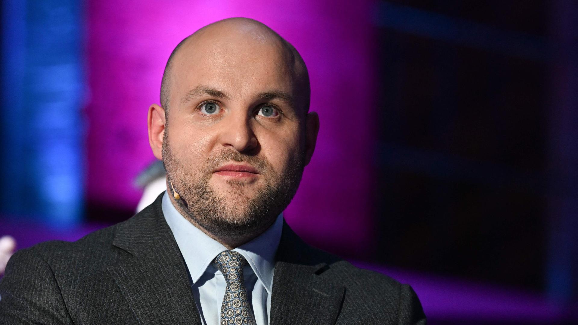 Der Spitzenkandidat der AfD für die Landtagswahl in Baden-Württemberg Markus Frohnmaier blickt nach oben.