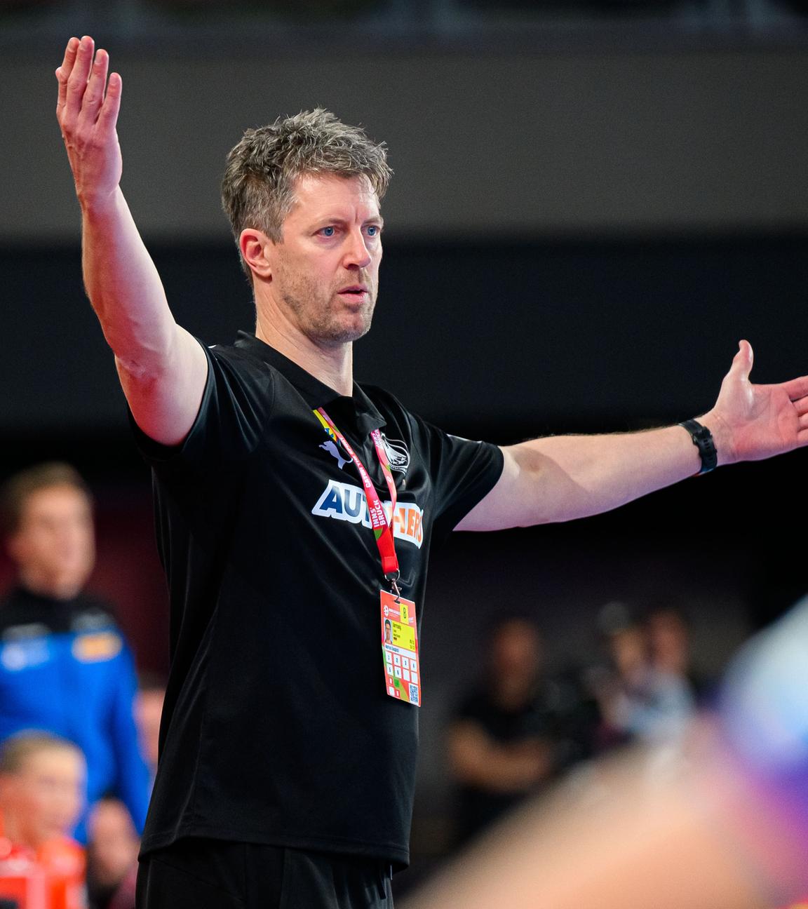 Handball-Bundestrainer der Frauen Markus Gaugisch gestikuliert am Seitenrand