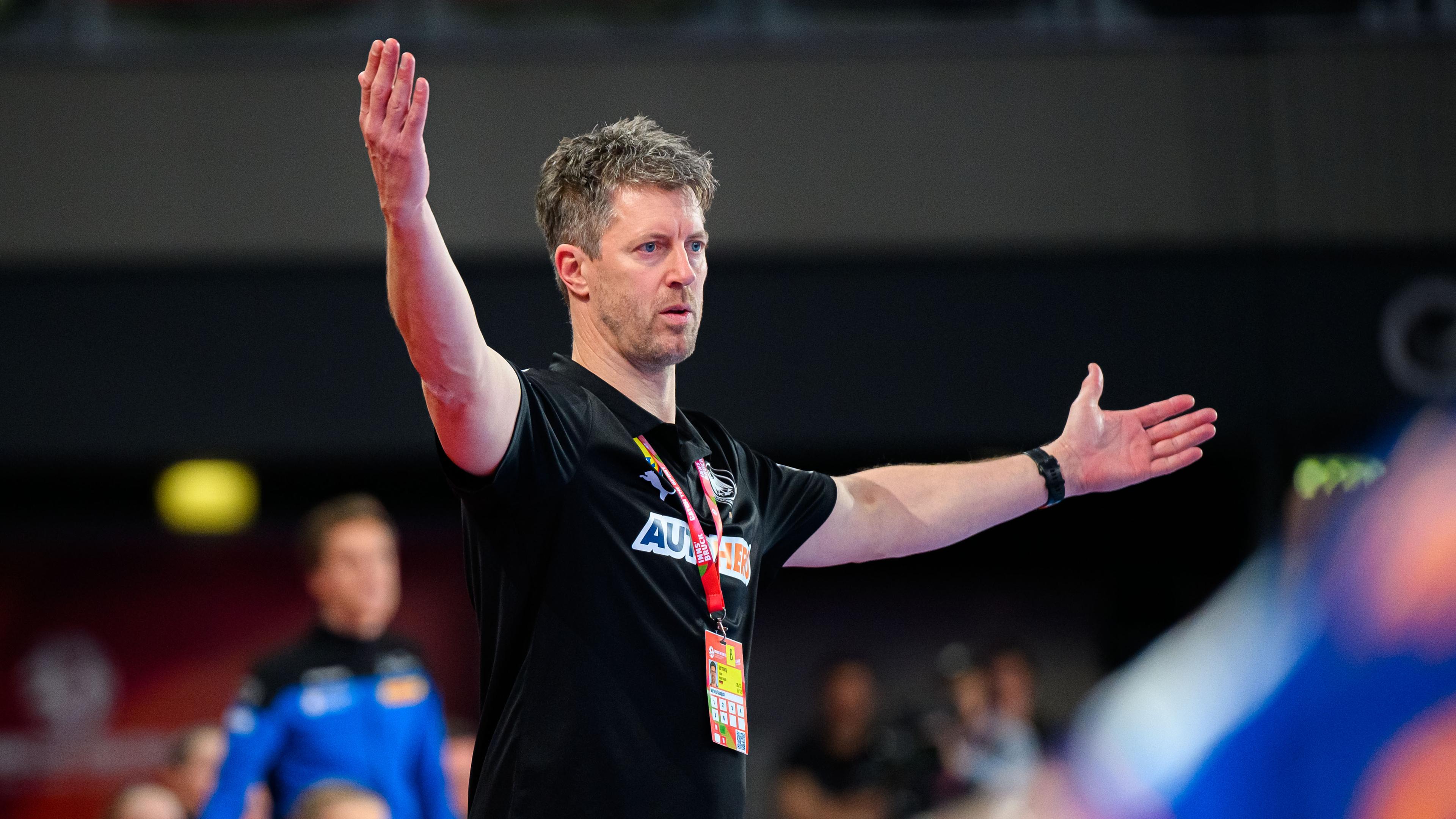Handball-Bundestrainer der Frauen Markus Gaugisch gestikuliert am Seitenrand