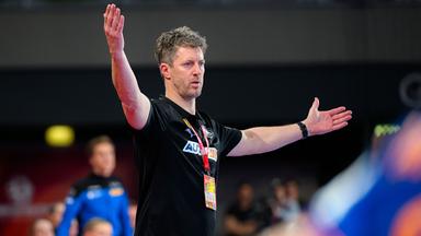 Handball-Bundestrainer der Frauen Markus Gaugisch gestikuliert am Seitenrand