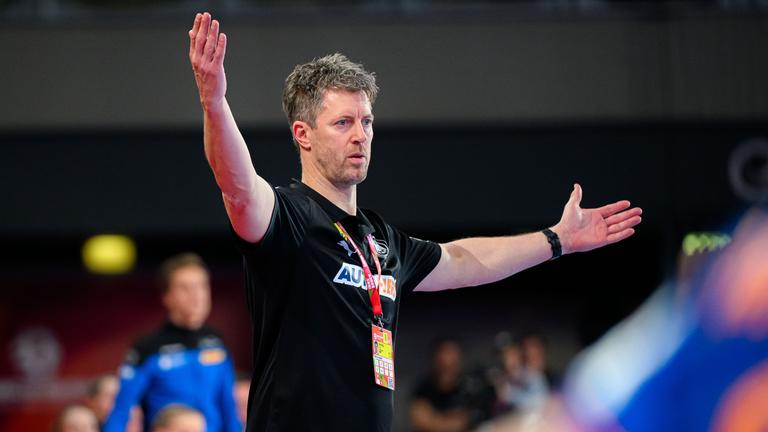 Handball-Bundestrainer der Frauen Markus Gaugisch gestikuliert am Seitenrand
