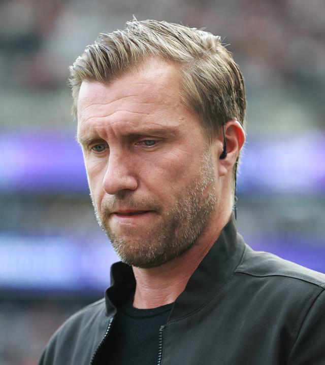Der ehemalige Sportvorstand von Eintracht Frankfurt, Markus Krösche, blickt nachdenklich zu Boden.