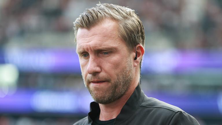 Der ehemalige Sportvorstand von Eintracht Frankfurt, Markus Krösche, blickt nachdenklich zu Boden.