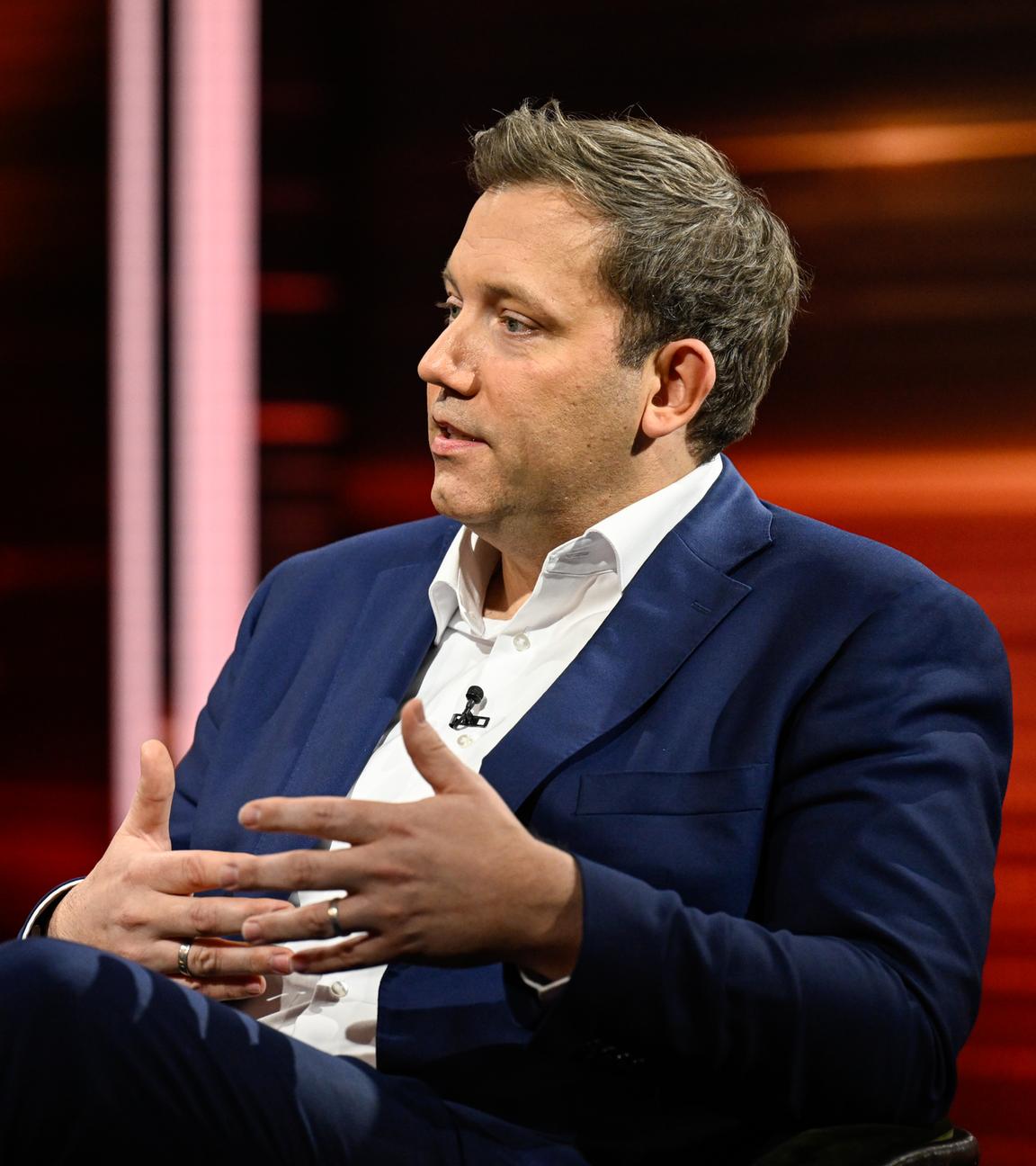 Markus Lanz sitzt auf einem Stuhl