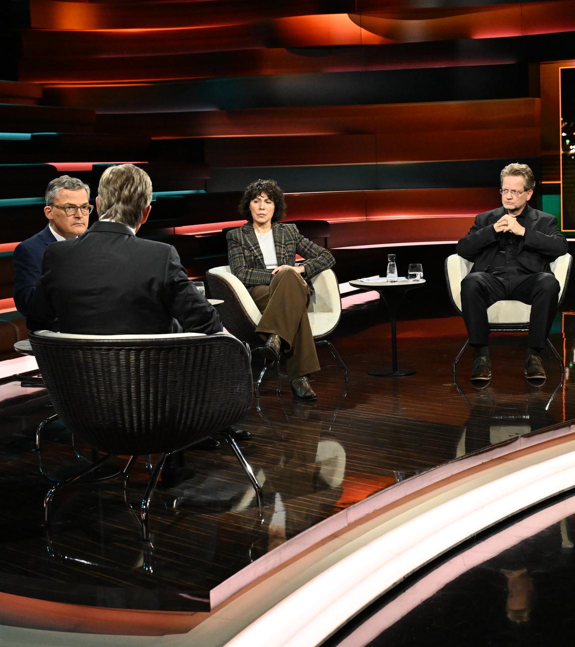 Markus Lanz vom 7. Oktober 2025: Roderich Kiesewetter, Markus Lanz, Sabine Adler, Kai Ambos, Thomas Reichart, Elmar Theveßen