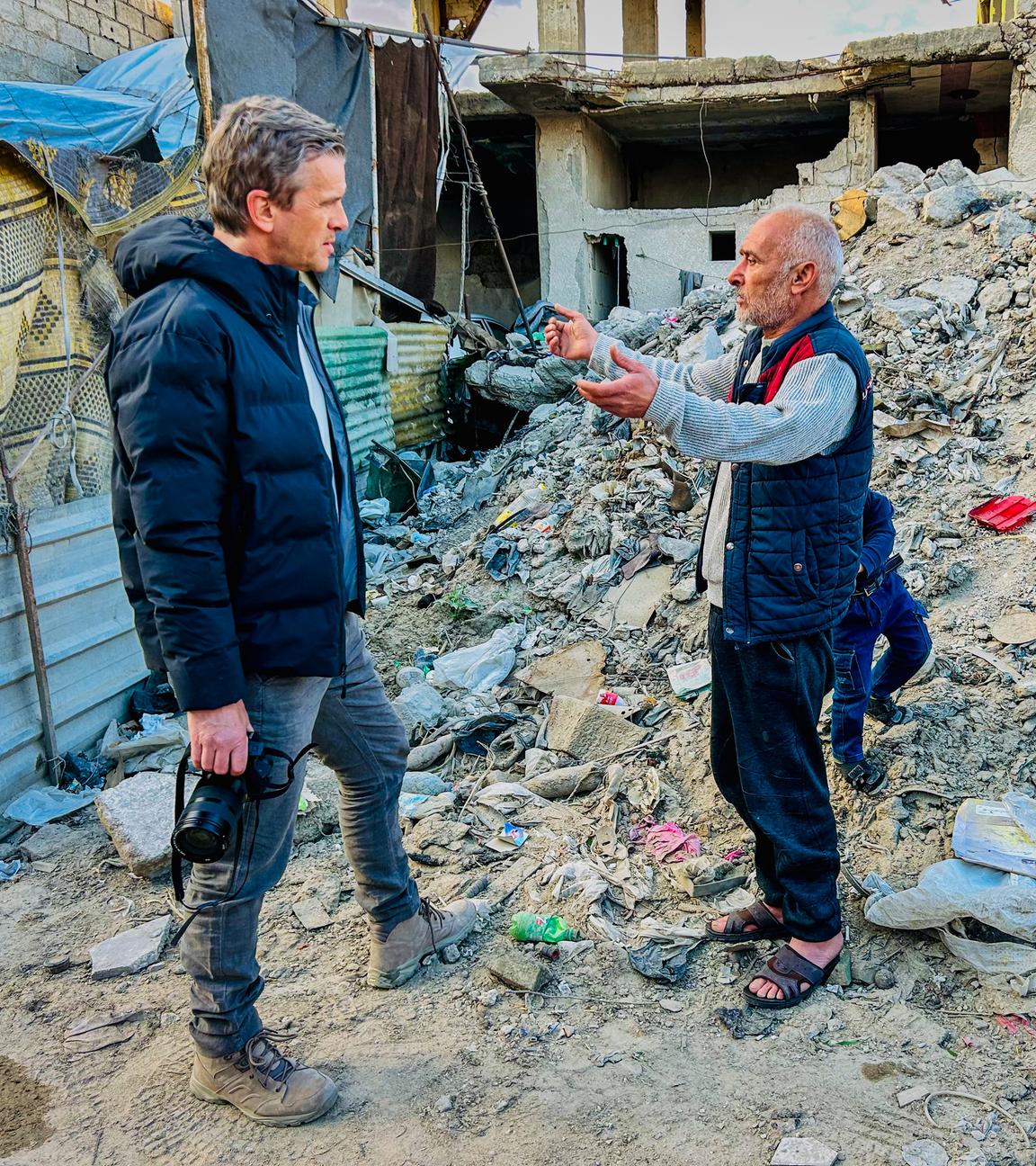 "Markus Lanz - Flucht": Baba Mahhouz vor seinem zerbombten Haus in Douma (Syrien) im Gespräch mit Markus Lanz.