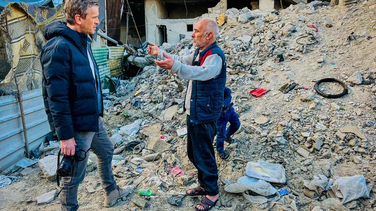 "Markus Lanz - Flucht": Baba Mahhouz vor seinem zerbombten Haus in Douma (Syrien) im Gespräch mit Markus Lanz.