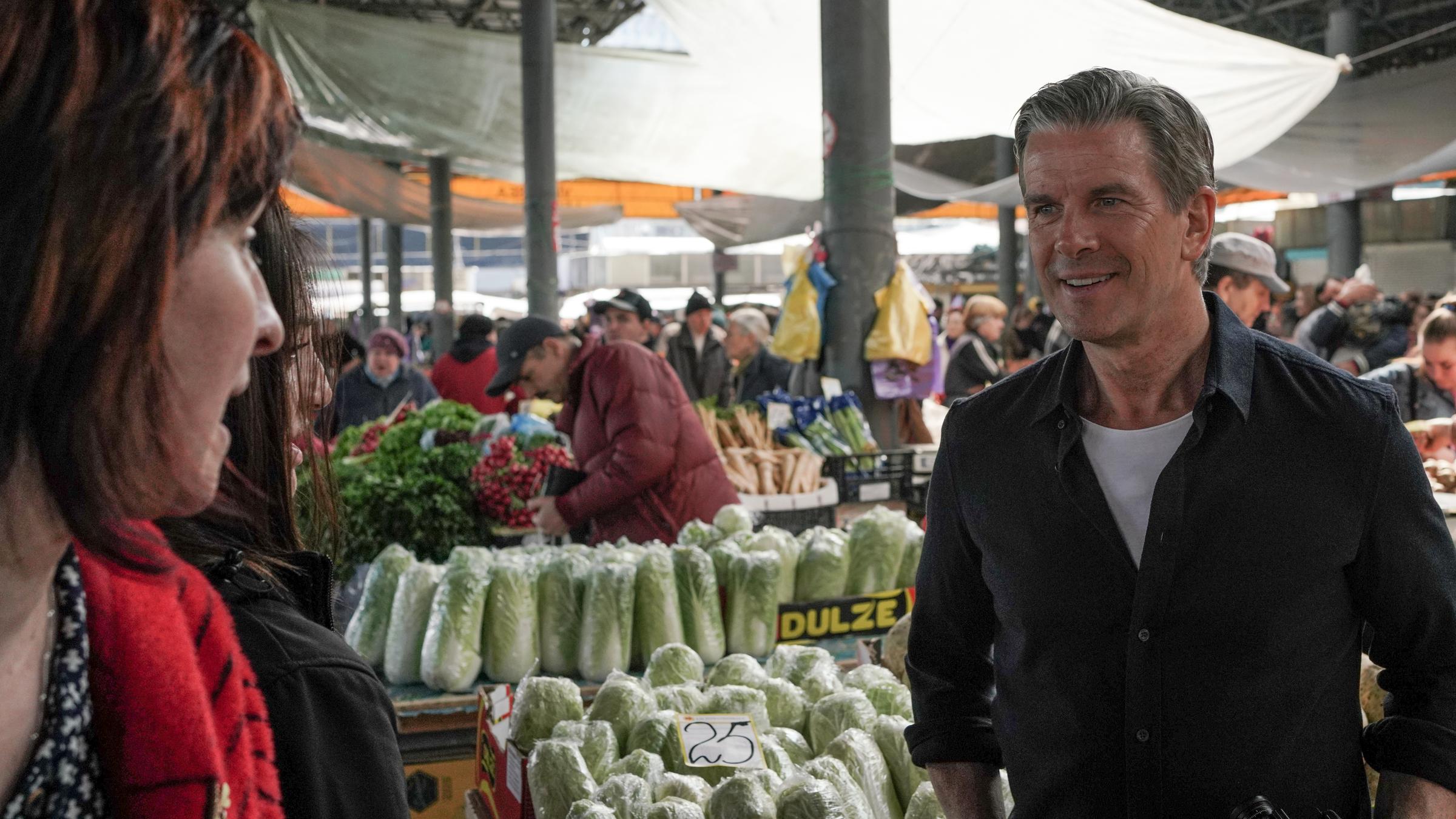 "Markus Lanz – Moldawien ungeschminkt": Markus Lanz unterhält sich mit einer Frau auf dem Gemüsemarkt in Chișinău.