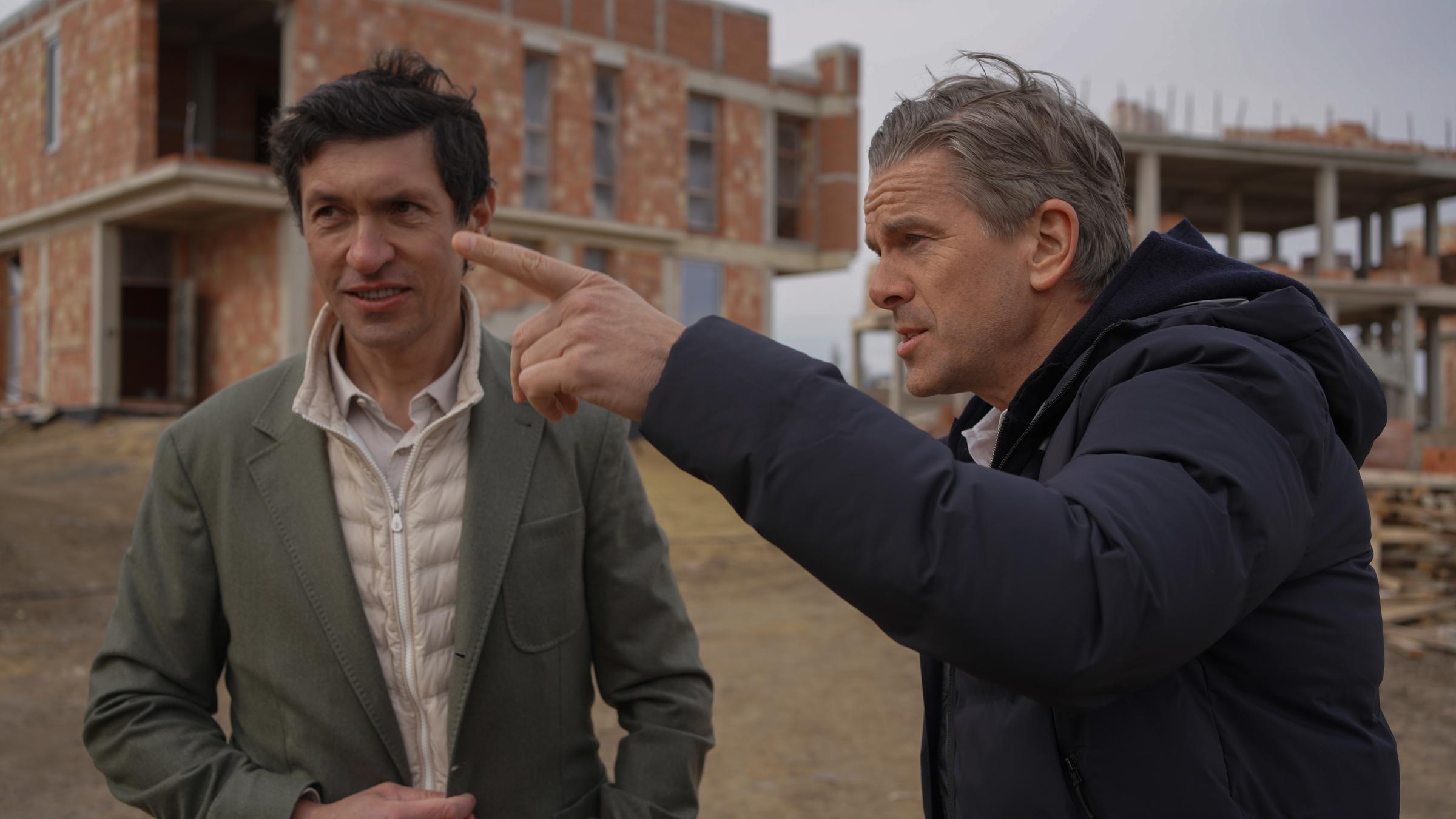 "Markus Lanz – Moldawien ungeschminkt": Markus Lanz und Ceslav Ciuhriis stehen auf einem Baugelände und unterhalten sich. Beide schauen in die gleiche Richtung.