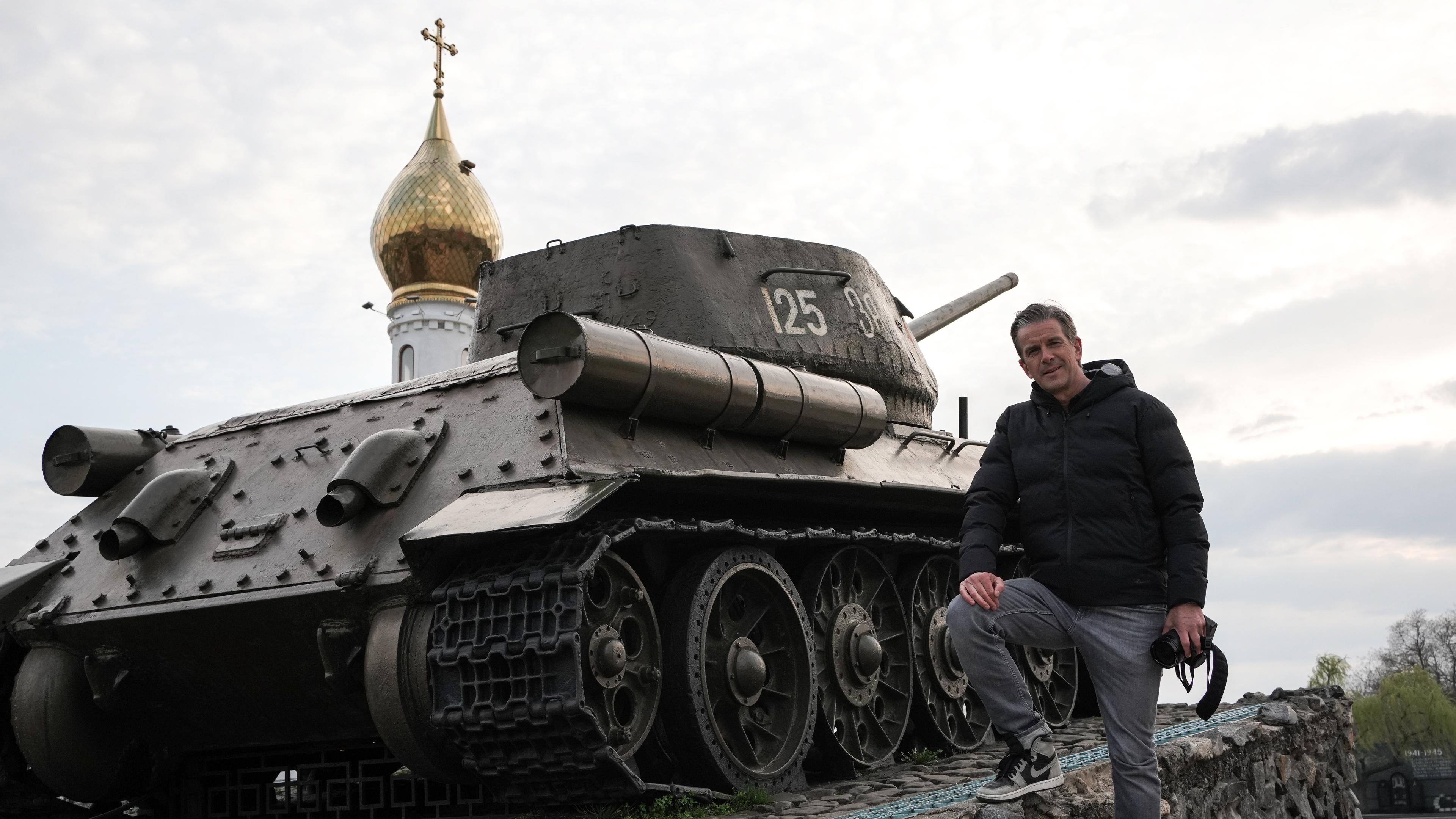 "Markus Lanz – Moldawien ungeschminkt": Markus Lanz steht vor dem Panzerdenkmal in Tiraspol, Transnistrien und schaut in die Kamera.