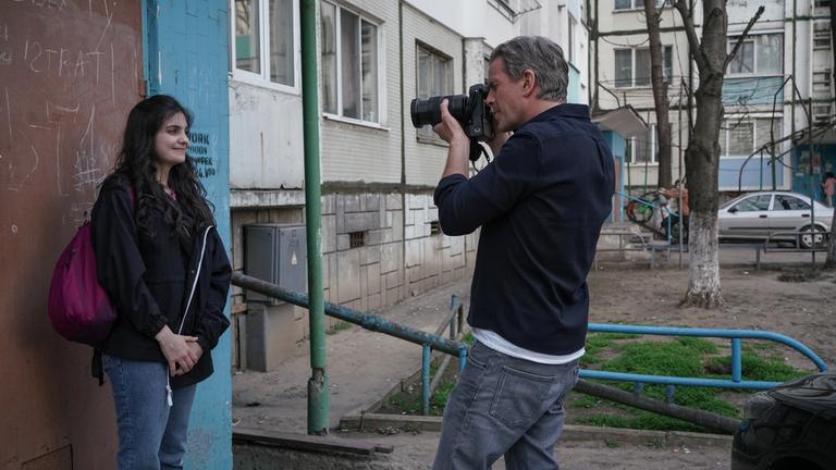 "Markus Lanz – Moldawien ungeschminkt": Markus Lanz fotografiert Mihaela in einem alten sowjetischen Wohnblock.