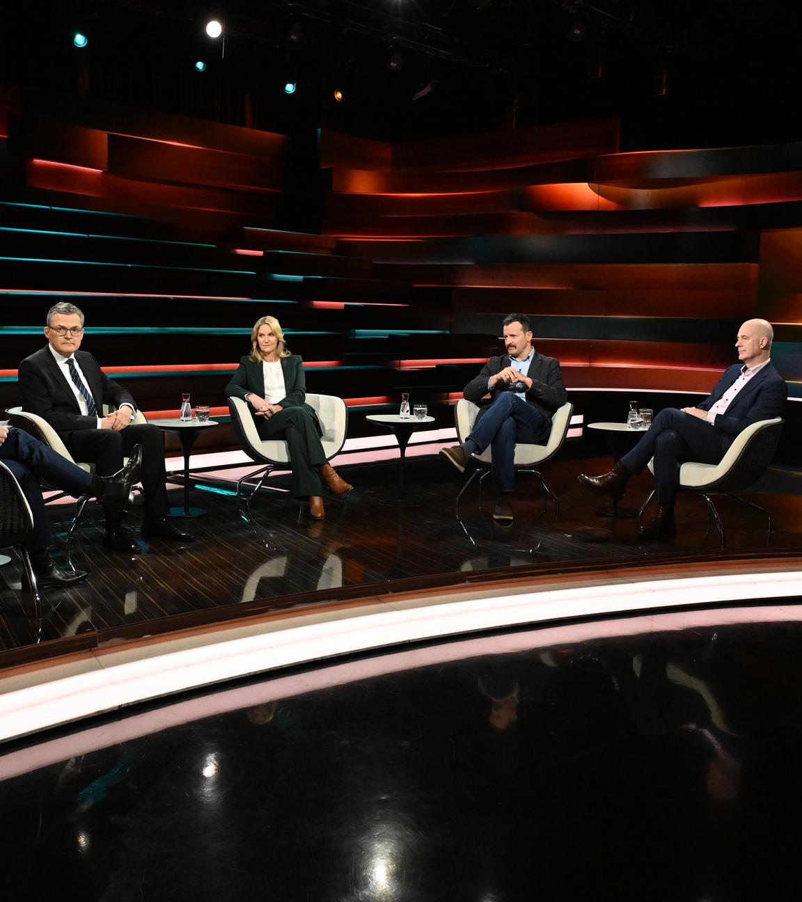 Markus Lanz, Roderich Kiesewetter, Kerstin Münstermann, Moritz Gathmann und Christian Mölling zu Gast in der Sendung "Markus Lanz"