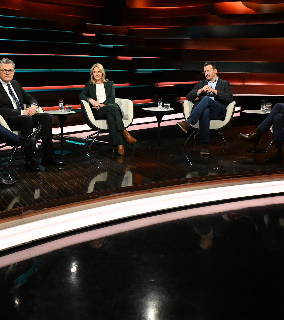 Markus Lanz, Roderich Kiesewetter, Kerstin Münstermann, Moritz Gathmann und Christian Mölling zu Gast in der Sendung "Markus Lanz"