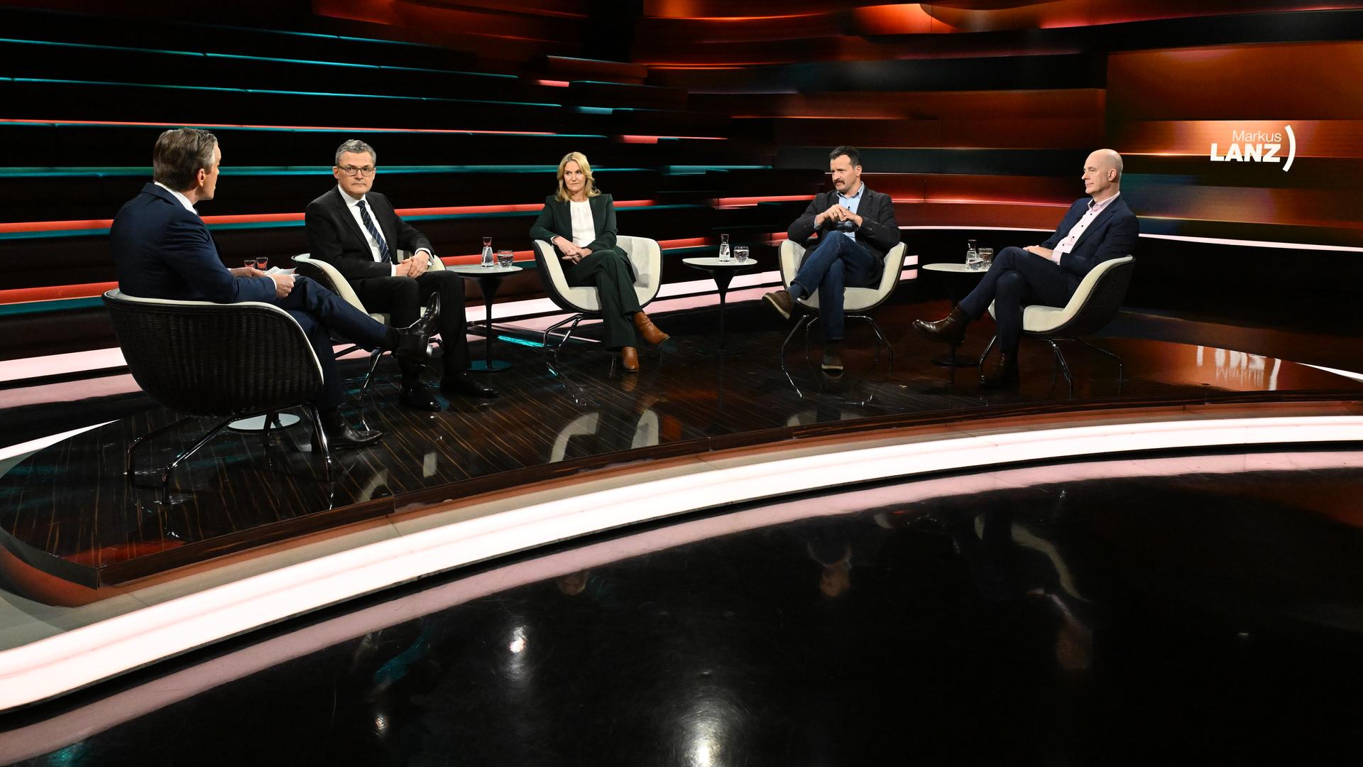 Markus Lanz, Roderich Kiesewetter, Kerstin Münstermann, Moritz Gathmann und Christian Mölling zu Gast in der Sendung "Markus Lanz"