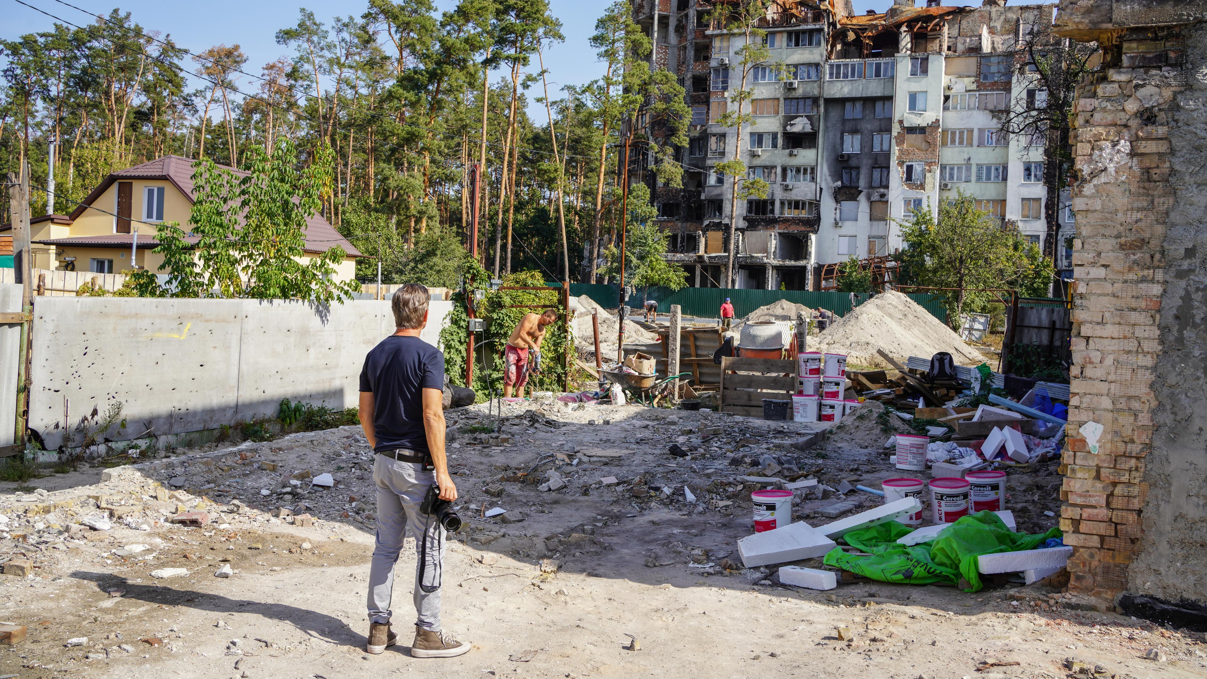 "Markus Lanz: Ukraine - Leben mit dem Krieg": Markus Lanz schaut sich ein zerstörtes Wohngebiet in Irpin an.