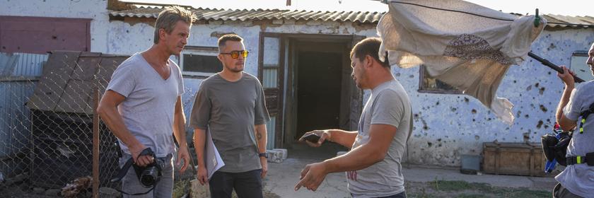 "Markus Lanz: Ukraine - Leben mit dem Krieg": Markus Lanz unterhält sich mit einem Bauern dessen gesamter Hof zerstört wurde.