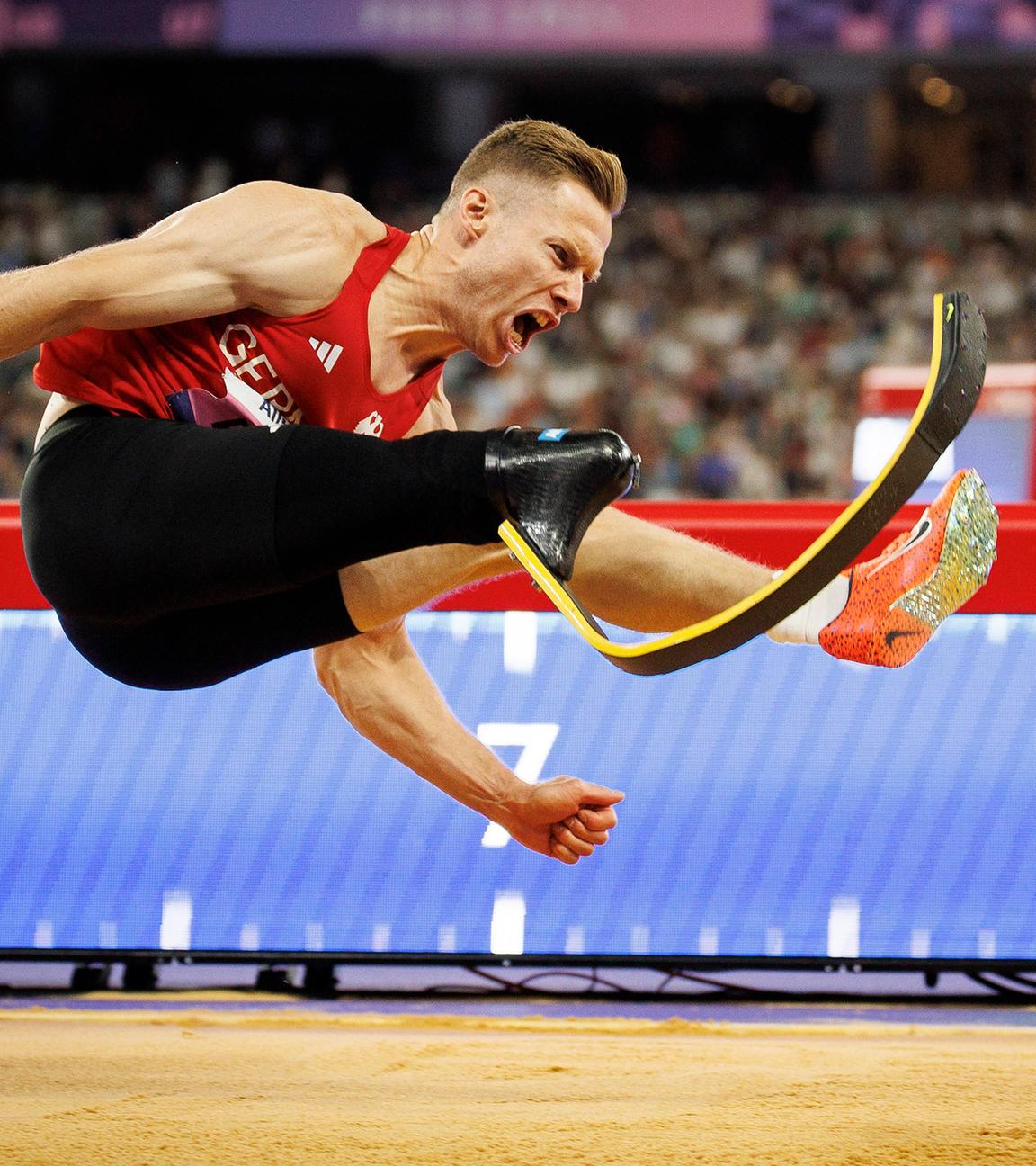 Weitspringer Markus Rehm bei den Paralympics 2024 in Aktion