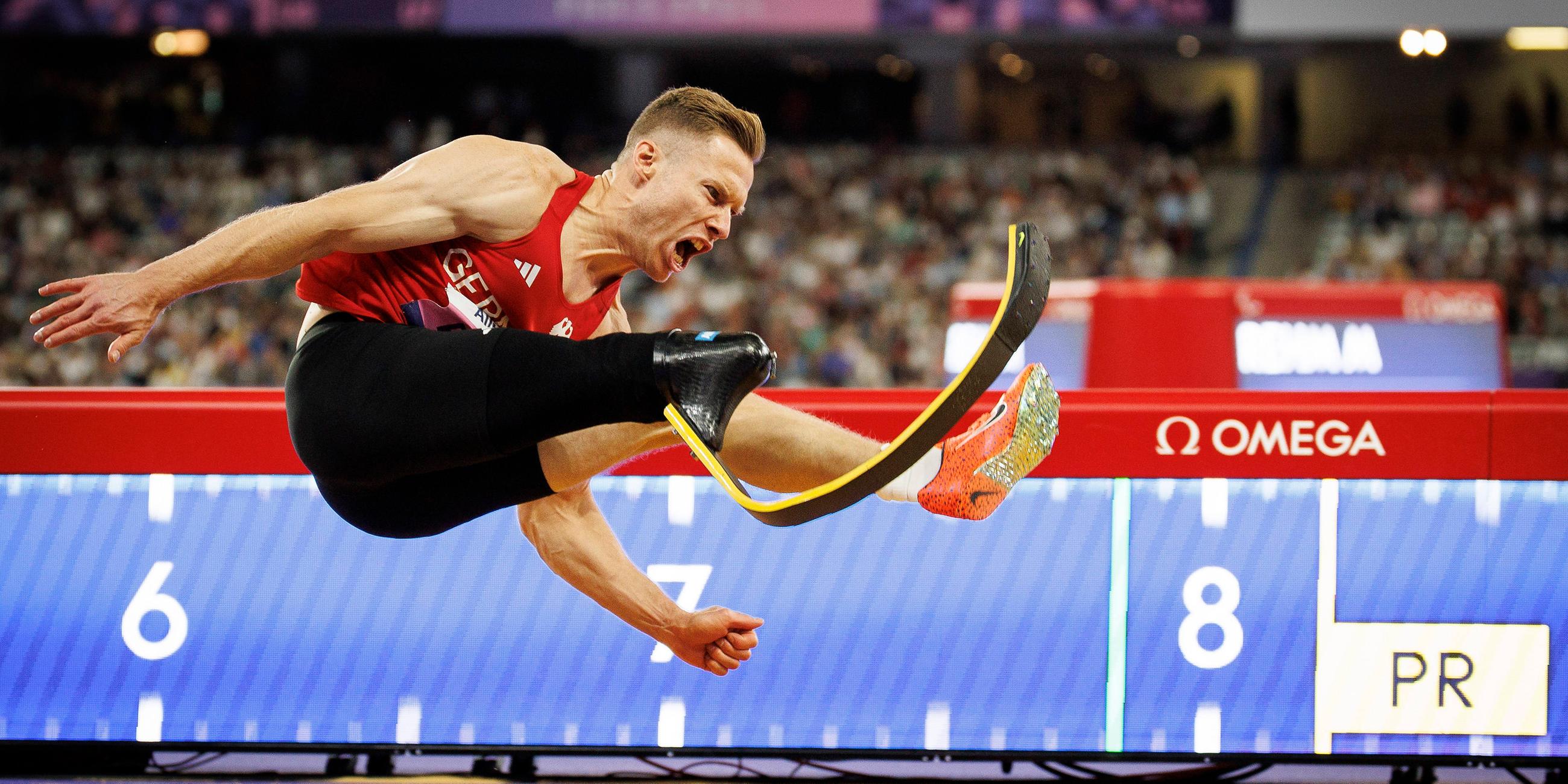 Weitspringer Markus Rehm bei den Paralympics 2024 in Aktion