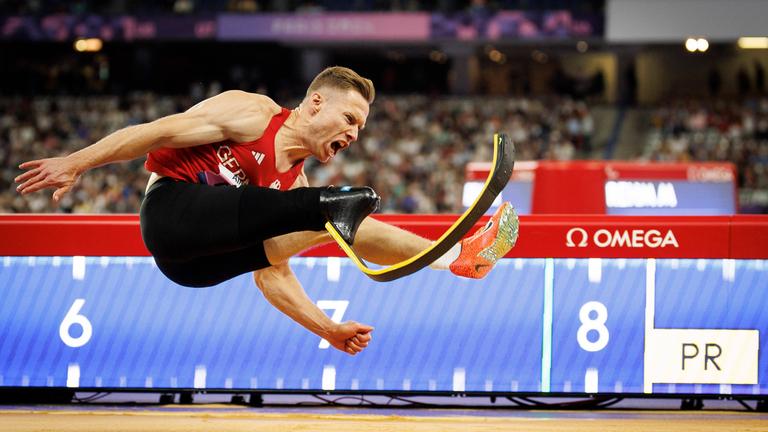 Weitspringer Markus Rehm bei den Paralympics 2024 in Aktion